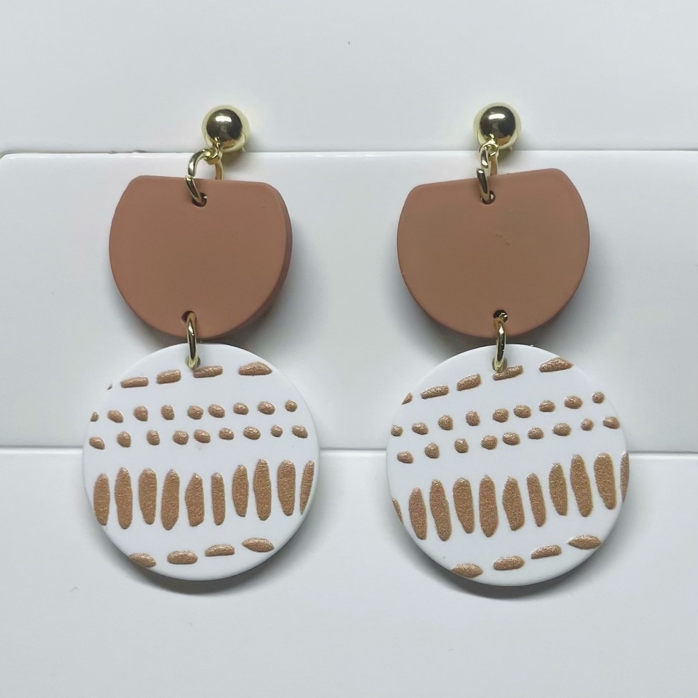 1 Pair Elegant Dangle Earrings, Contrasting Round Shapes, White & Golden Brown